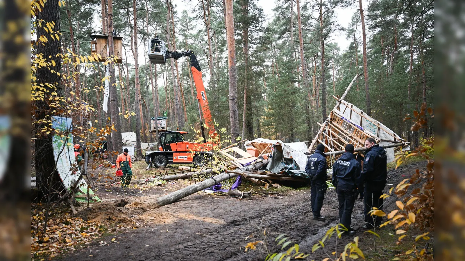 Die Baumhäuser im aufgelösten Tesla-Protestcamp sollen verschwinden. Die Polizei lässt die Reste des Lagers entsorgen.  (Foto: Sebastian Christoph Gollnow/dpa)