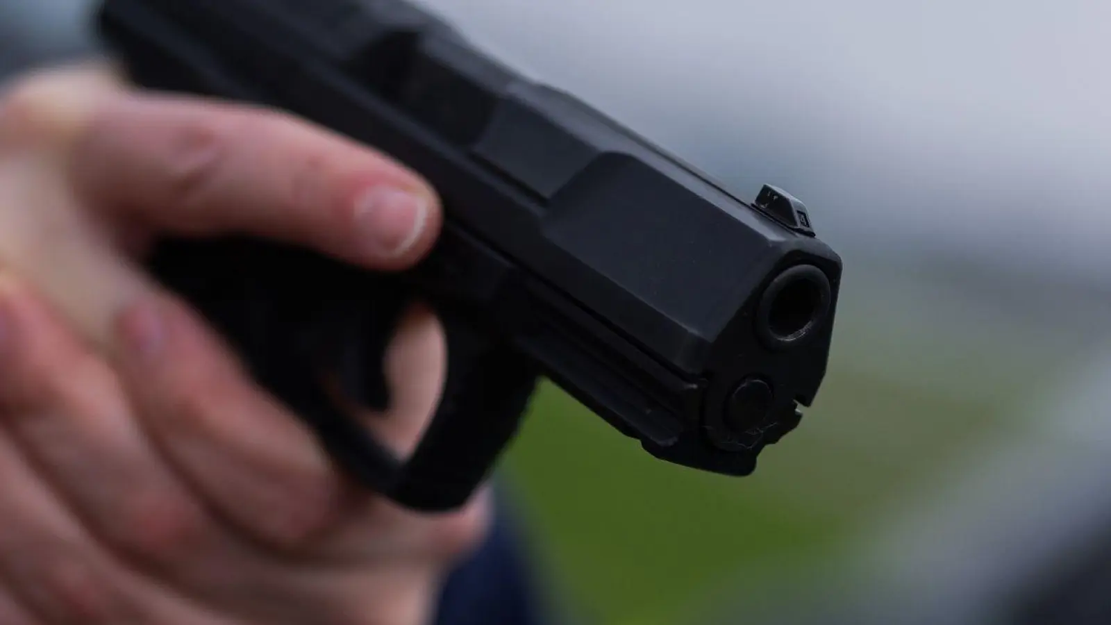 Ein Polizist hält eine Pistole vom Typ Walther P99 in den Händen. (Foto: Rolf Vennenbernd/dpa)