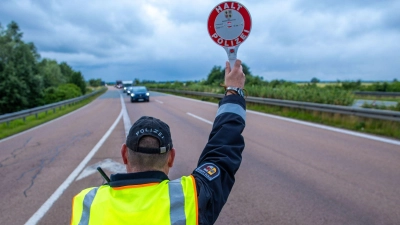 Jetzt ganz ruhig bleiben: Wenn die Polizei eine Verkehrskontrolle durchführt, kann das einfach Routine sein. (Foto: Jens Büttner/dpa/dpa-tmn)