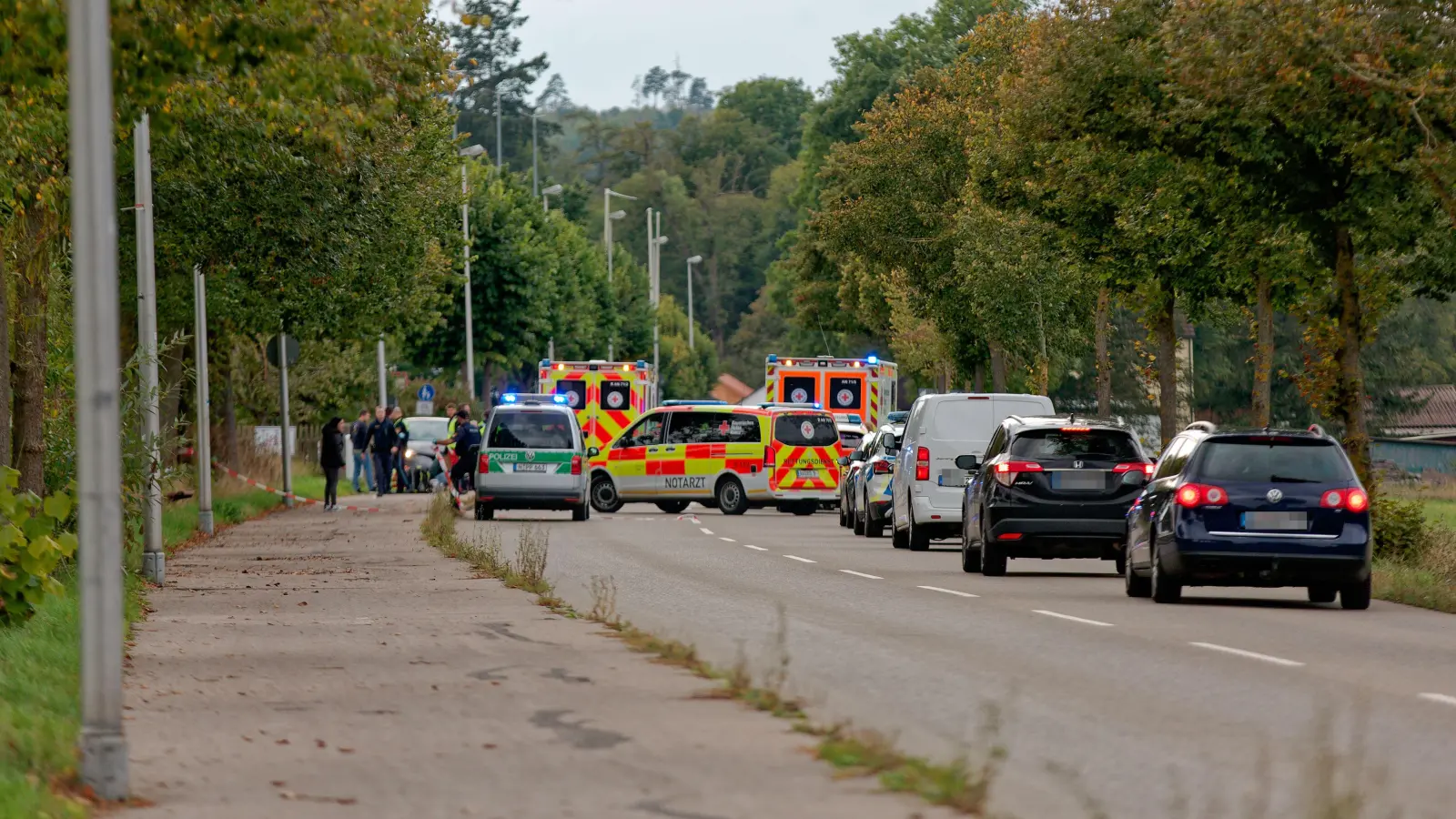 Weil die Situation zunächst unklar war, rückten die Rettungskräfte mit mehreren Fahrzeugen an. (Foto: Tizian Gerbing)