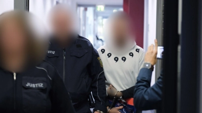 Ein 38-Jähriger soll einem Mann auf dessen Verlangen hin bei einem fingierten Machetenüberfall mehrere Finger abgeschlagen haben. (Archivbild) (Foto: Sebastian Willnow/dpa)