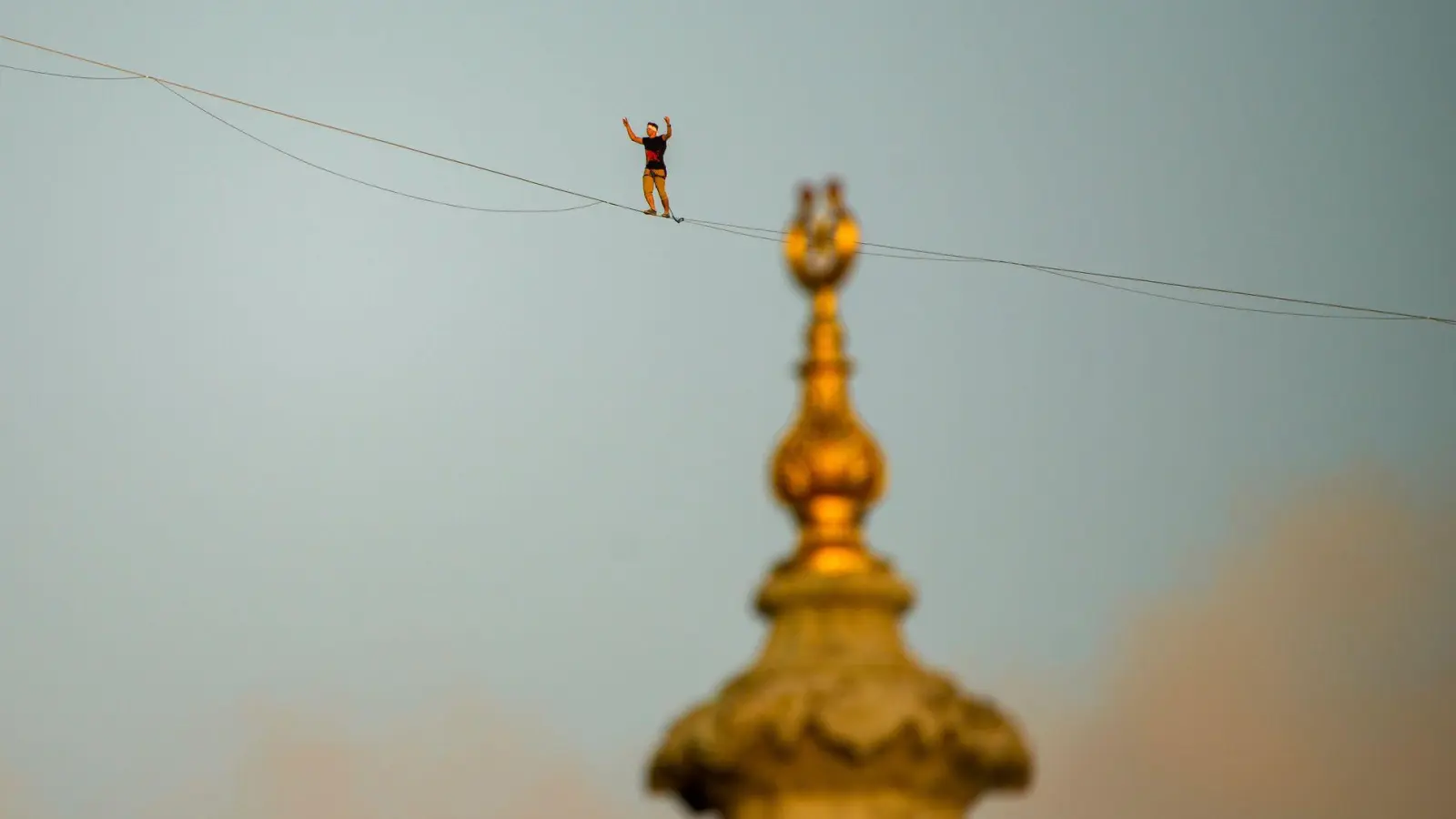 Eine spektakuläre Leistung. (Foto: Emrah Gurel/AP/dpa)