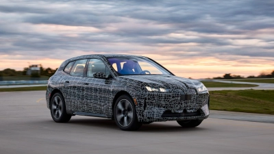 Zukunft mit mehr Reichweite: BMW optimiert den iX und verspricht über 700 Kilometer mit einer Akkuladung – dank aerodynamischem Feinschliff und effizienteren Antriebskomponenten. (Foto: Fabian Kirchbauer/BMW/dpa-tmn)