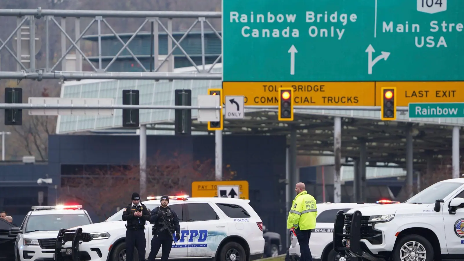 Polizisten sperren den Eingang zur Rainbow Bridge im Bundesstaat New York. (Foto: Derek Gee/The Buffalo News via AP/dpa)