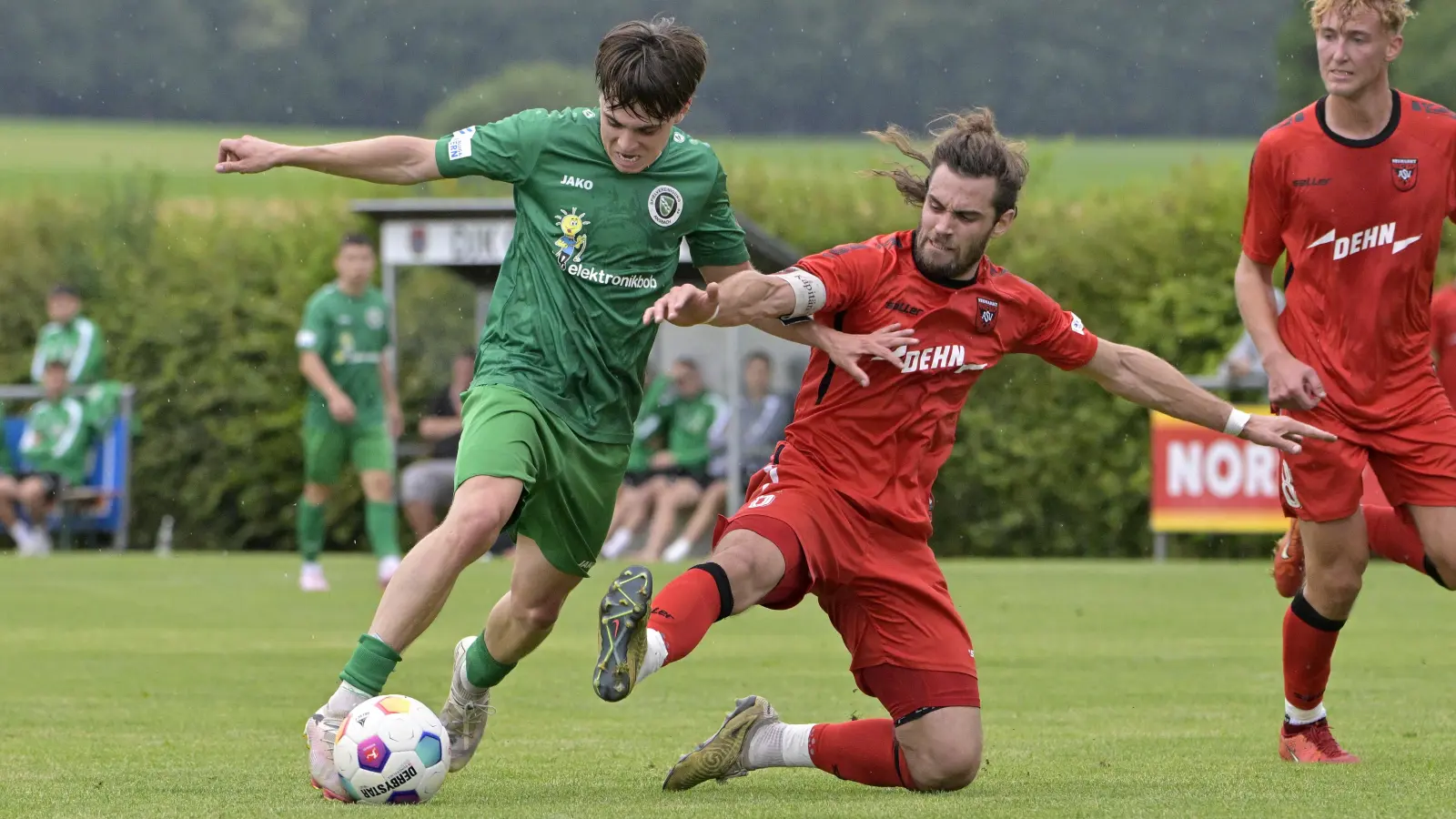 Christian Kestel (links, hier im Zweikampf mit Alexander Braun im Test gegen den ASV Neumarkt) war gegen Göppingen der einzige verbliebene Sechser für das Ansbacher Mittelfeld. (Foto: Martin Rügner)