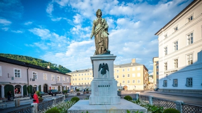 Der Komponist hat in seiner Geburtsstadt auch einen nach ihm benannten Platz samt Statue, die dem wahren Mozart aber kaum ähneln dürfte. (Foto: G.Breitegger/Tourismus Salzburg GmbH/dpa-tmn)