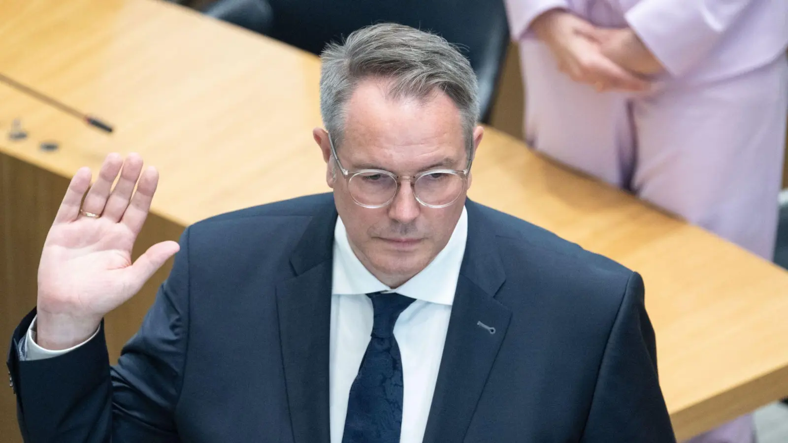 Alexander Schweitzer wird als Ministerpräsident von Rheinland-Pfalz vereidigt. (Foto: Boris Roessler/dpa)