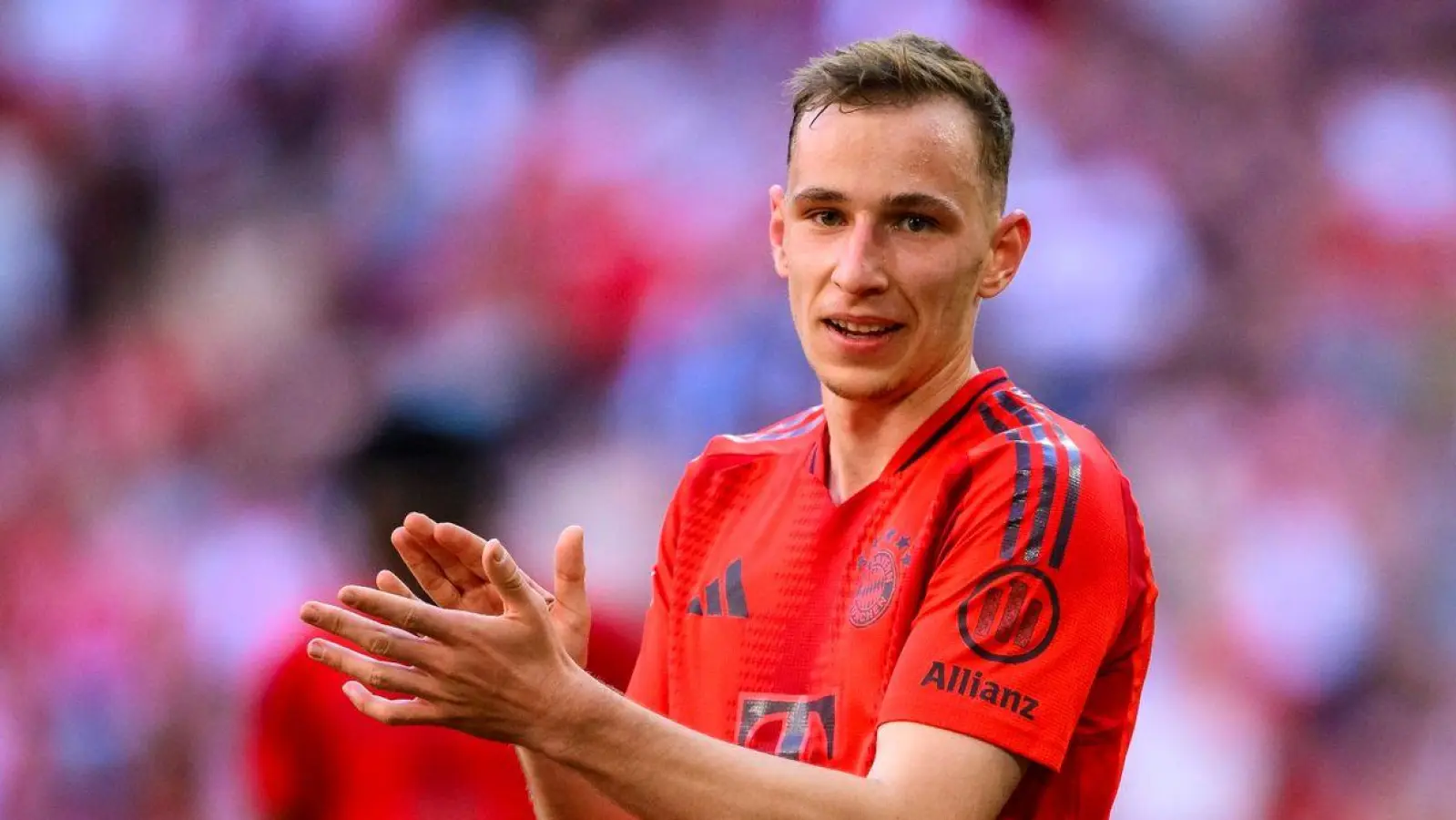 Zvonarek, Noel Aseko Nkili und Adam Aznou erhalten beim FC Bayern Profiverträge. (Foto: Tom Weller/dpa)