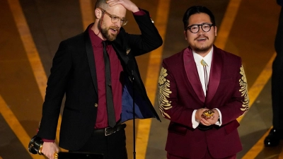 Der Regie-Oscar geht an Daniel Scheinert (l) und Daniel Kwan („Everything Everywhere All at Once“). (Foto: Chris Pizzello/Invision/AP)