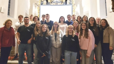 Dieses Team ehrenamtlicher Jugendlicher stemmt aktuell die Gottesdienste. Als „Windows to Heaven“ tourt die Gruppe seit 25 durch das Dekanat Uffenheim. Pfarrerin Melanie Caesar (links) führt die Gruppe textlich und Jugendreferent Ralf Romankiewicz (Dritter von links) leitet die Band, die auch eigene Lieder spielt. (Foto: Carina Franz)