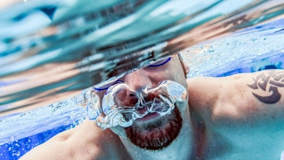 Um Unterkühlungen zu vermeiden, sollte man nicht zu lange im Wasser bleiben. Als Faustregel gilt: Wassertemperatur gleich Zeit im Wasser in Minuten. (Foto: Uli Deck/dpa/dpa-tmn)