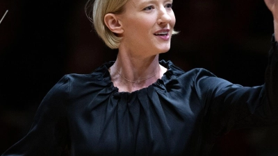 Joana Mallwitz, Chefdirigentin am Konzerthaus Berlin, dirigiert zur Eröffnung der Saison das Konzerthausorchester. (Foto: Hannes P Albert/dpa)