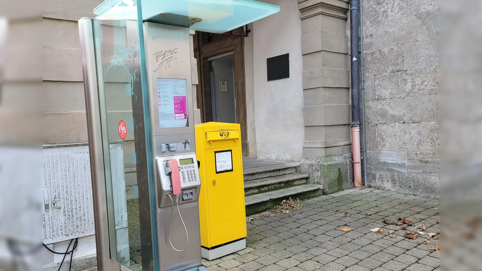 Dass die Telefonsäule am Marktplatz in Bad Windsheim abgebaut wird, ist bereits entschieden. Offen ist, wann dies geschehen wird. (Foto: Nina Daebel)