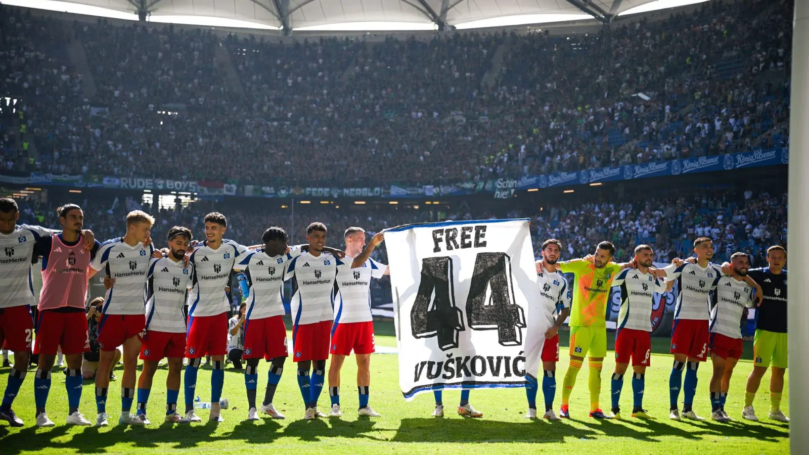 Die HSV-Profis zeigten sich solidarisch mit dem wegen Dopings gesperrten Mario Vuskovic (Foto: Gregor Fischer/dpa)