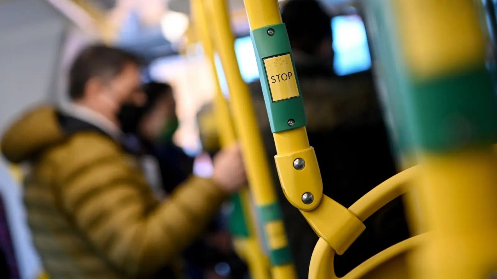 In BVG-Bussen rufen Durchsagen die Fahrgäste nun dazu auf, nicht laut zu telefonieren oder Videos über den Handy-Lautsprecher abzuspielen. (Archivbild) (Foto: Britta Pedersen/dpa-Zentralbild/dpa)