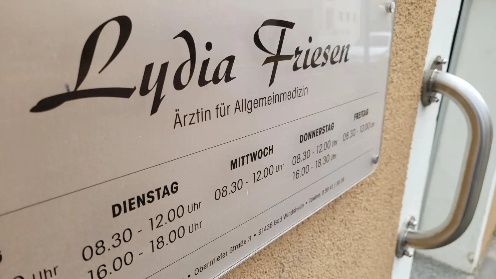 Das Praxis-Schild von Lydia Friesen an der Oberntiefer Straße in Bad Windsheim wird spätestens Ende Januar abmontiert. Dann wird es einen Hausarzt weniger geben. (Foto: Nina Daebel)