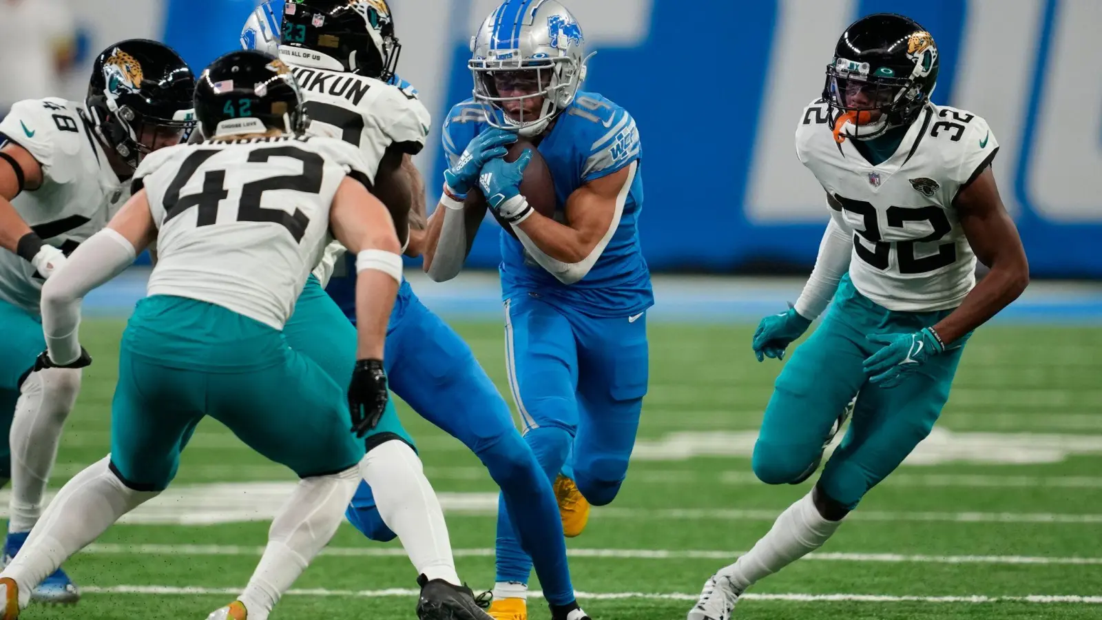 Amon-Ra St. Brown (M) von den Detroit Lions in Aktion. (Foto: Paul Sancya/AP/dpa)