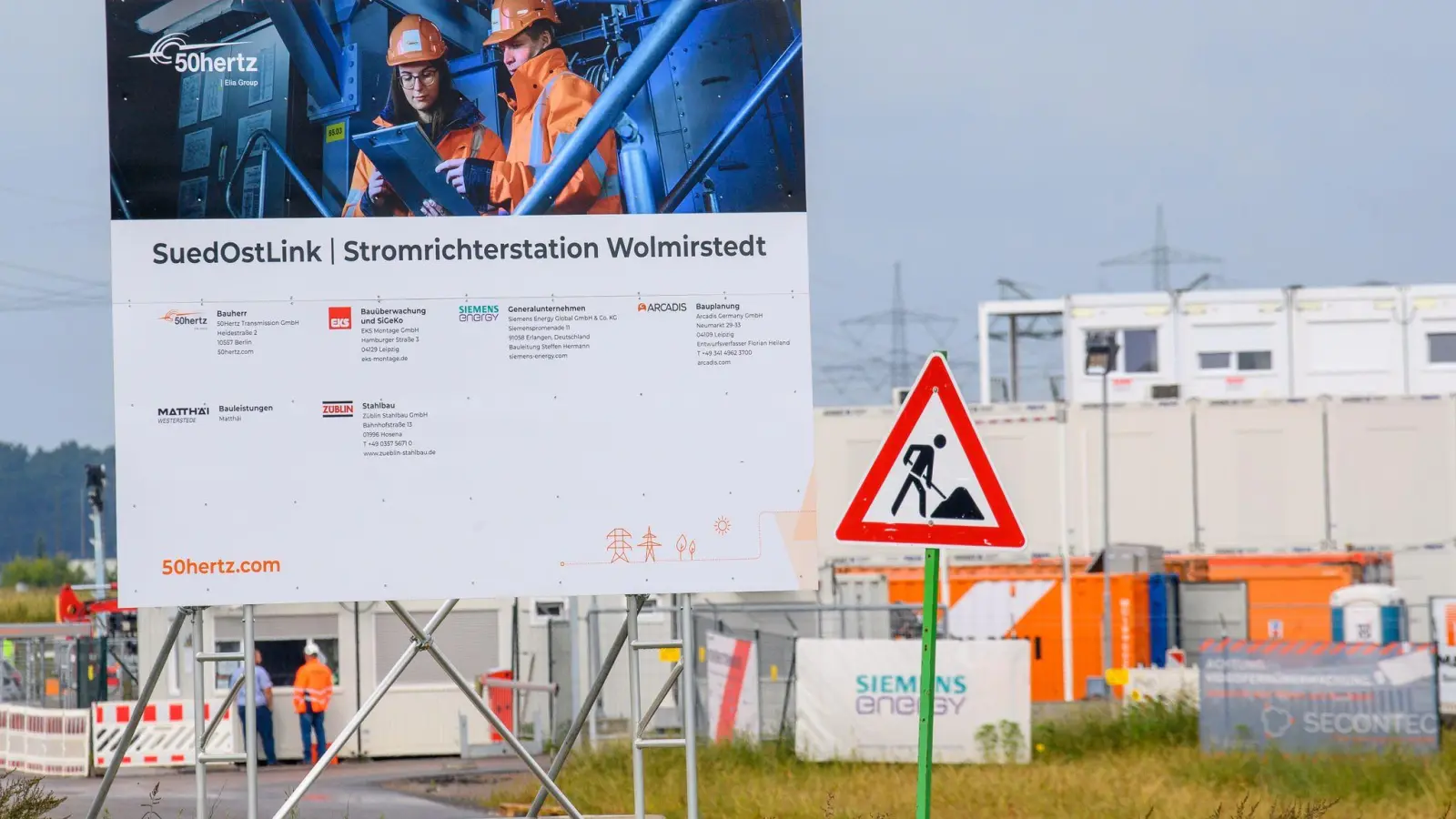 Auf dem bayerischen Abschnitt der Stromtrasse SuedOstLink wurden nun die ersten Kabel verlegt. (Archivbild) (Foto: Klaus-Dietmar Gabbert/dpa)