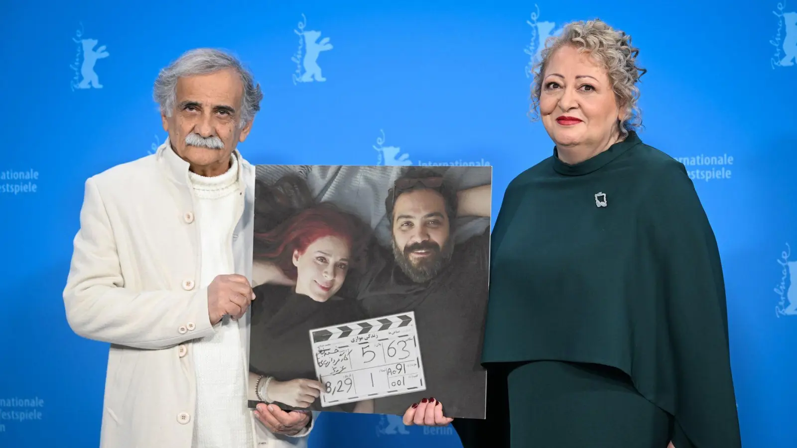 Die Schauspieler Esmail Mehrabi (l) und Lily Farhadpour kamen ohne ihre Regisseure zur Berlinale - zeigten sie aber auf einem Foto. (Foto: Soeren Stache/dpa)