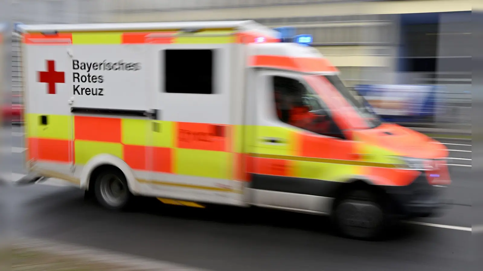 Aufgrund seiner schweren Verletzungen starb der Mann im Krankenhaus. (Symbolbild) (Foto: Peter Kneffel/dpa)