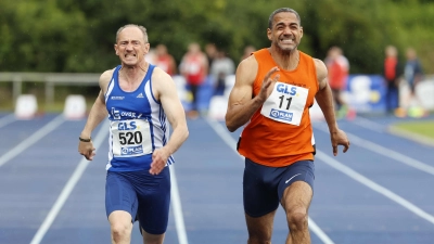 Über 100 und 200 Meter lieferten sich der Dietenhofener Gene Allen (rechts) und sein Dauerrivale Bernd Lachmann Hundertstel-Entscheidungen. Insgesamt gewann Allen dreimal Gold und einmal Silber. (Foto: Theo Kiefner)