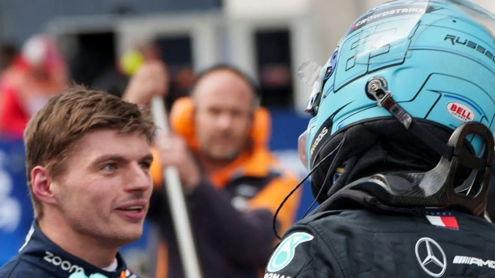 Weltmeister Max Verstappen (l) gratuliert Mercedes-Pilot George Russell zur Pole Position. (Foto: Paul Chiasson/The Canadian Press via AP/dpa)