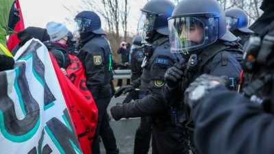 Der AfD-Bundesparteitag in Riesa wird begleitet von massiven Protesten.  (Foto: Jan Woitas/dpa)