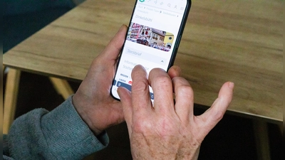 Viele ältere Menschen nutzen die Möglichkeiten der fortschreitenden Digitalisierung. Andere fühlen sich jedoch von Apps für den öffentlichen Nahverkehr, Post- und Bankgeschäfte sowie für Arzt-Termine und sonstige Dienstleistungen oft überfordert.  (Foto: Evi Lemberger)