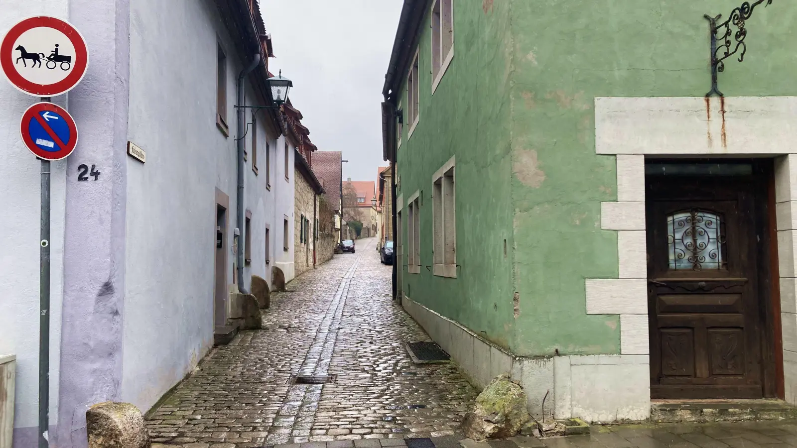 Hier im Fuchsengäßchen – gelegen zwischen Klingengasse und Schrannenplatz – könnten die freien Flächen bald auch bewirtschaftet werden. So lautet ein Vorschlag des Fachbüros aus Berlin. (Foto: Clarissa Kleinschrot)