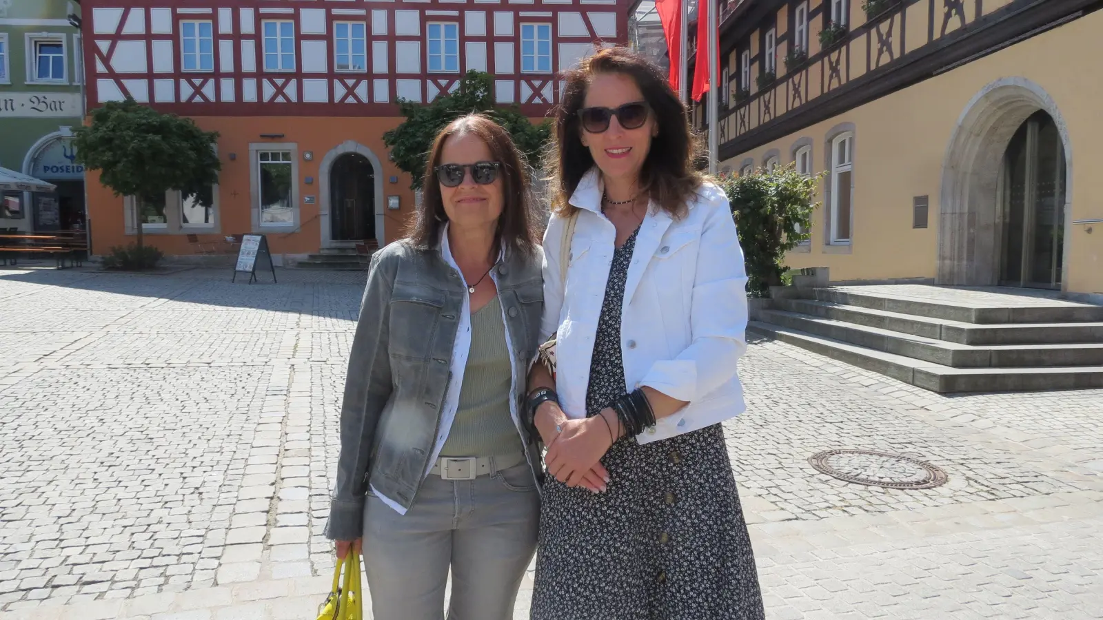 Renate Heindel (links) findet, dass einige Jugendliche noch nicht reif genug sind, um selbst zu wählen. Barbara Dietrich (rechts) findet, dass die Belange der Bevölkerung von der Politik ohnehin nicht berücksichtigt werden. (Foto: Valentin Brendler)