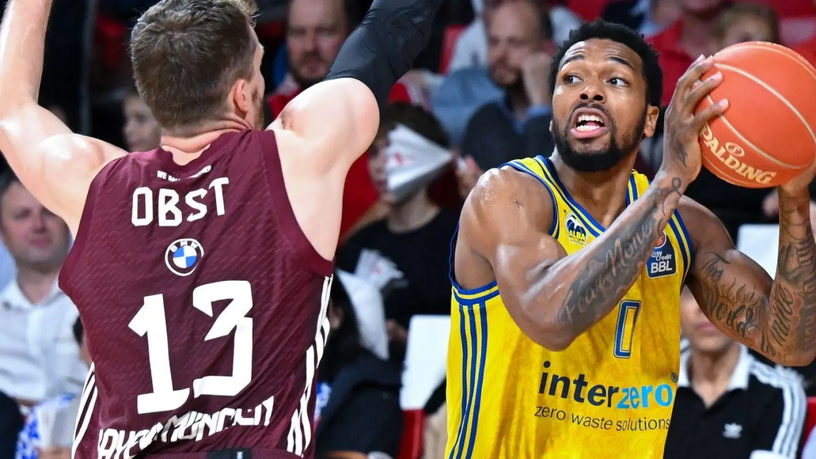 Basketball: Bundesliga, FC Bayern München - Alba Berlin, Meisterschaftsrunde, Finale, 1. Spieltag im BMW Park. Andreas Obst (l) von München und Sterling Brown von Berlin kämpfen um den Ball. (Foto: Sven Hoppe/dpa)