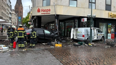 Am Jungfernstieg in der Hamburger Innenstadt ist ein Auto in eine Bankfiliale gefahren. (Foto: Steven Hutchings/TNN/dpa)