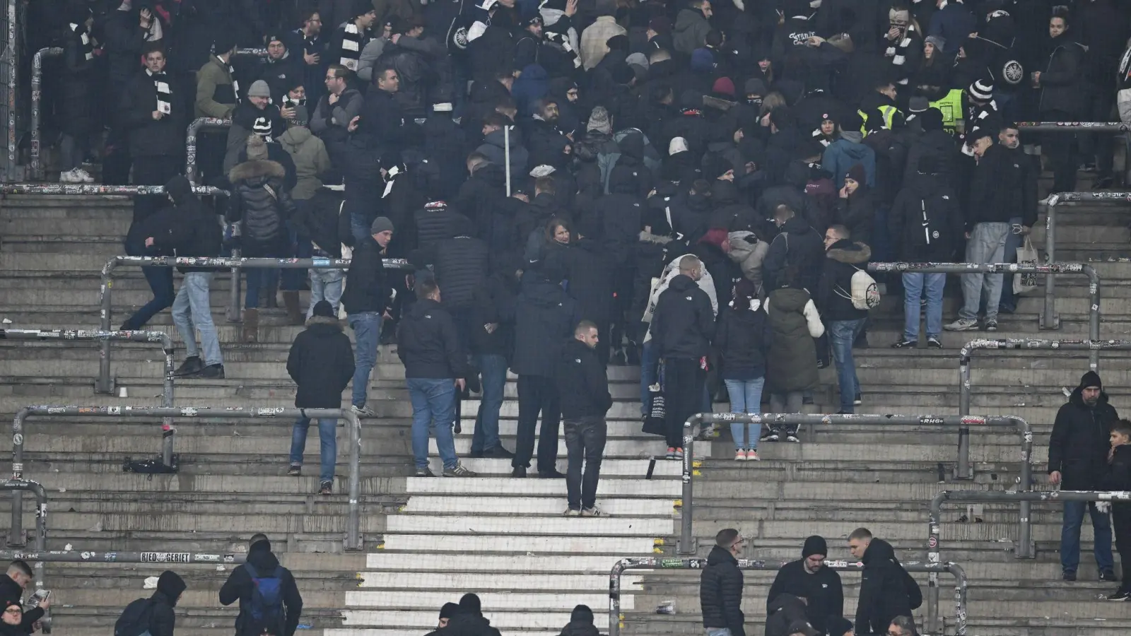 Aus Protest gegen die Polizei ziehen sich die Frankfurter Ultras aus ihrem Fanblock zurück. (Foto: Arne Dedert/dpa)