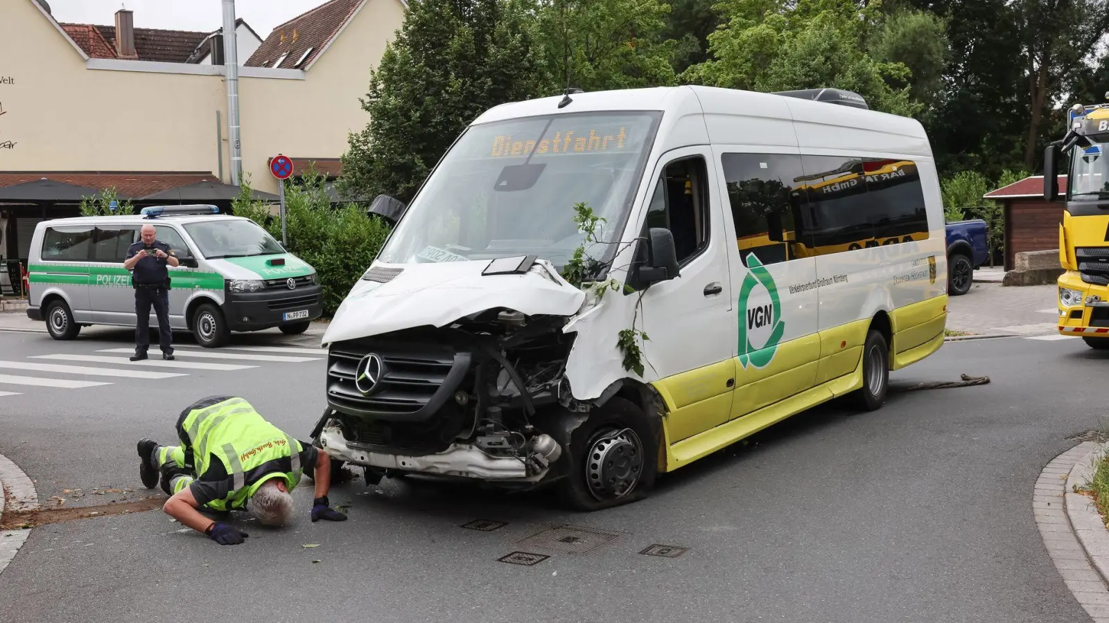 Bei einem Unfall mit einem Linienbuswerden 13 Menschen verletzt. (Foto: Daniel Löb/dpa)