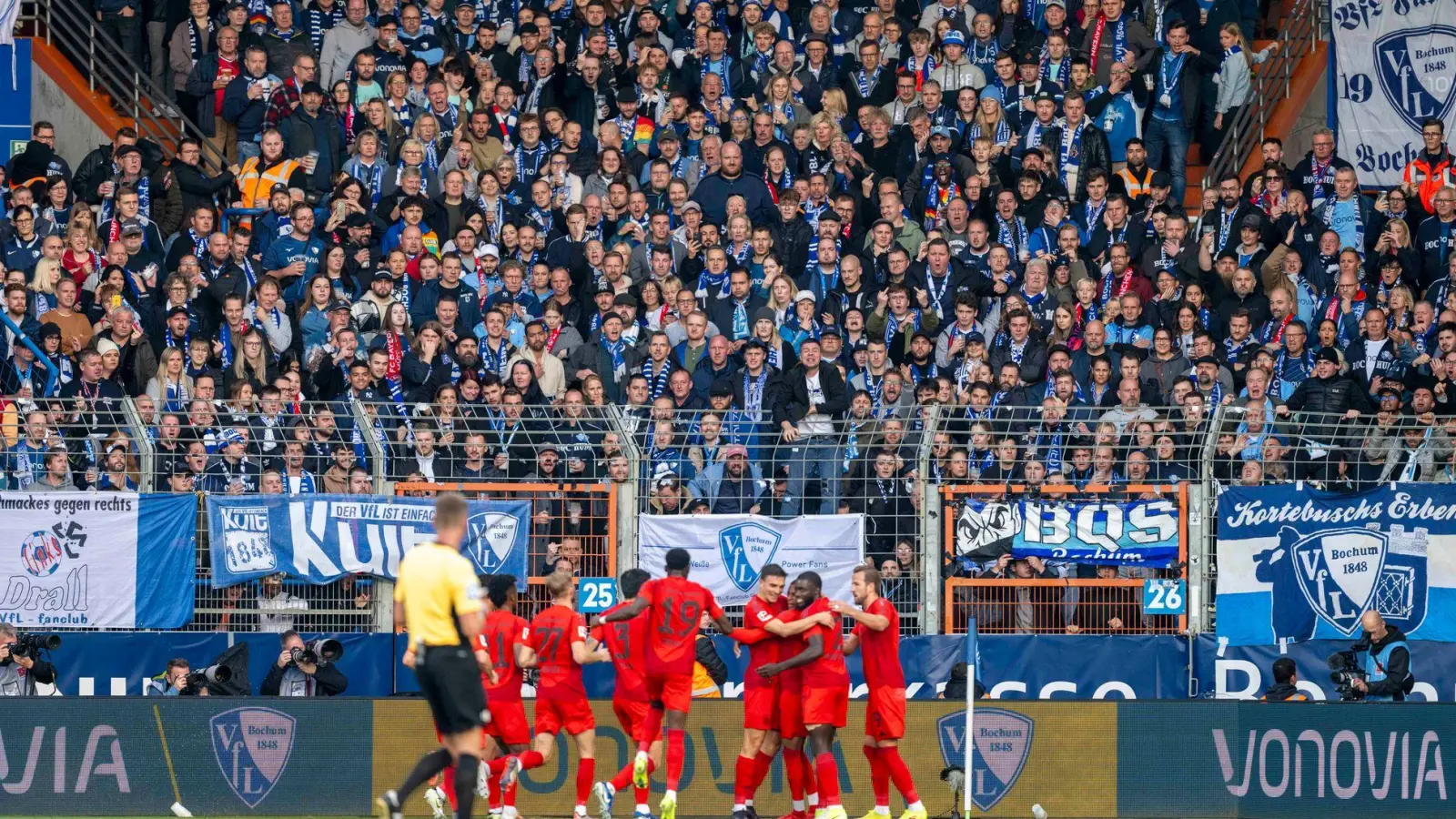 Grund zur Freude: Die Bayern bejubeln die 1:0-Führung. (Foto: David Inderlied/dpa)