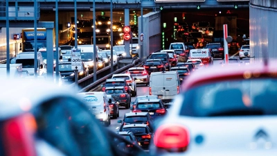 Eigentlich sollen in der EU Autos mit Verbrennungsmotor für Privatpersonen aus dem Verkehr verschwinden - doch dagegen regt sich Widerstand. (Archivbild)  (Foto: Matthias Balk/dpa)