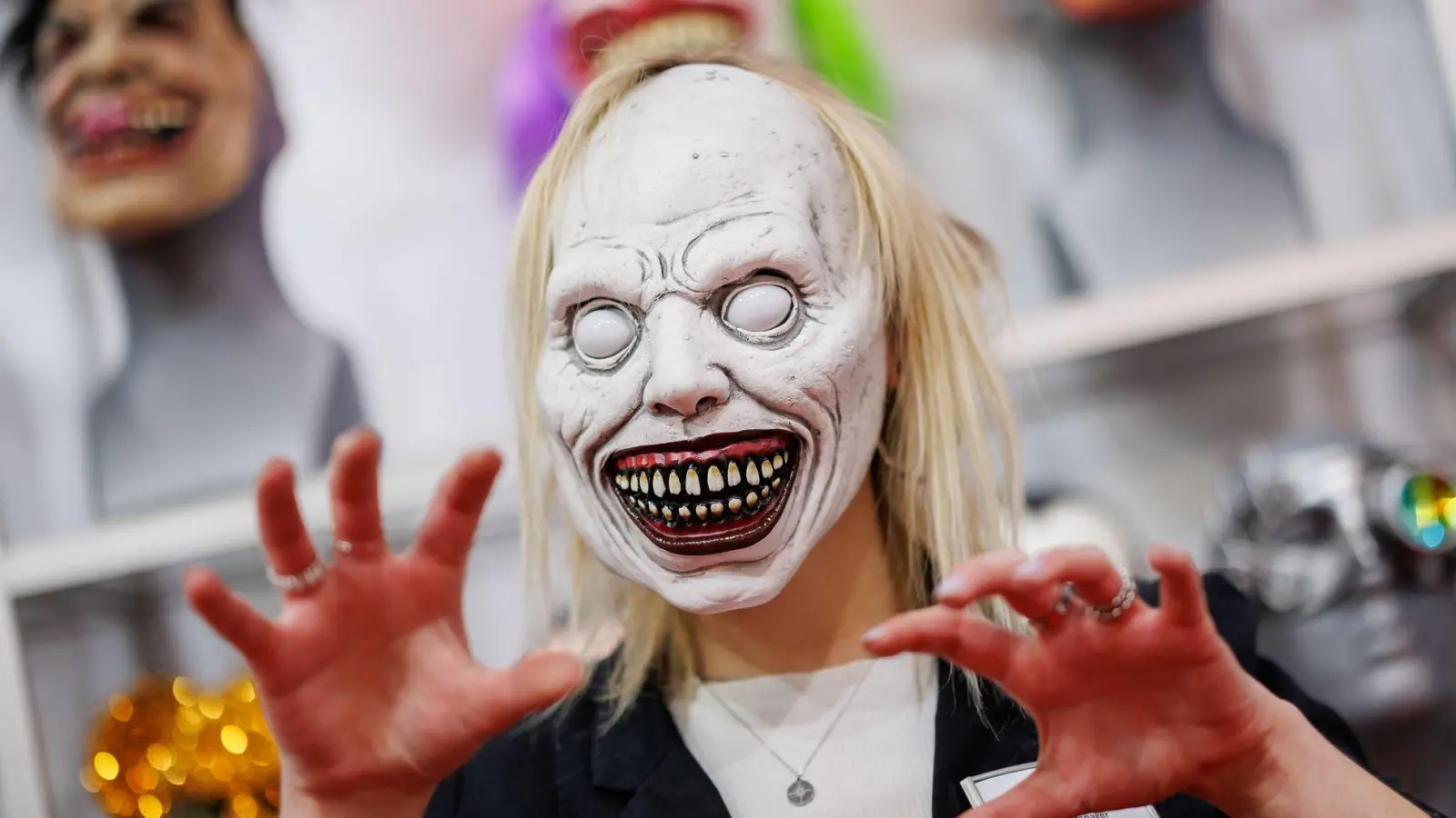 Der bayerische Einzelhandel erwartet in diesem Jahr einen neuerlichen Umsatzrekord mit Halloween-Artikeln. (Foto: Daniel Karmann/dpa)