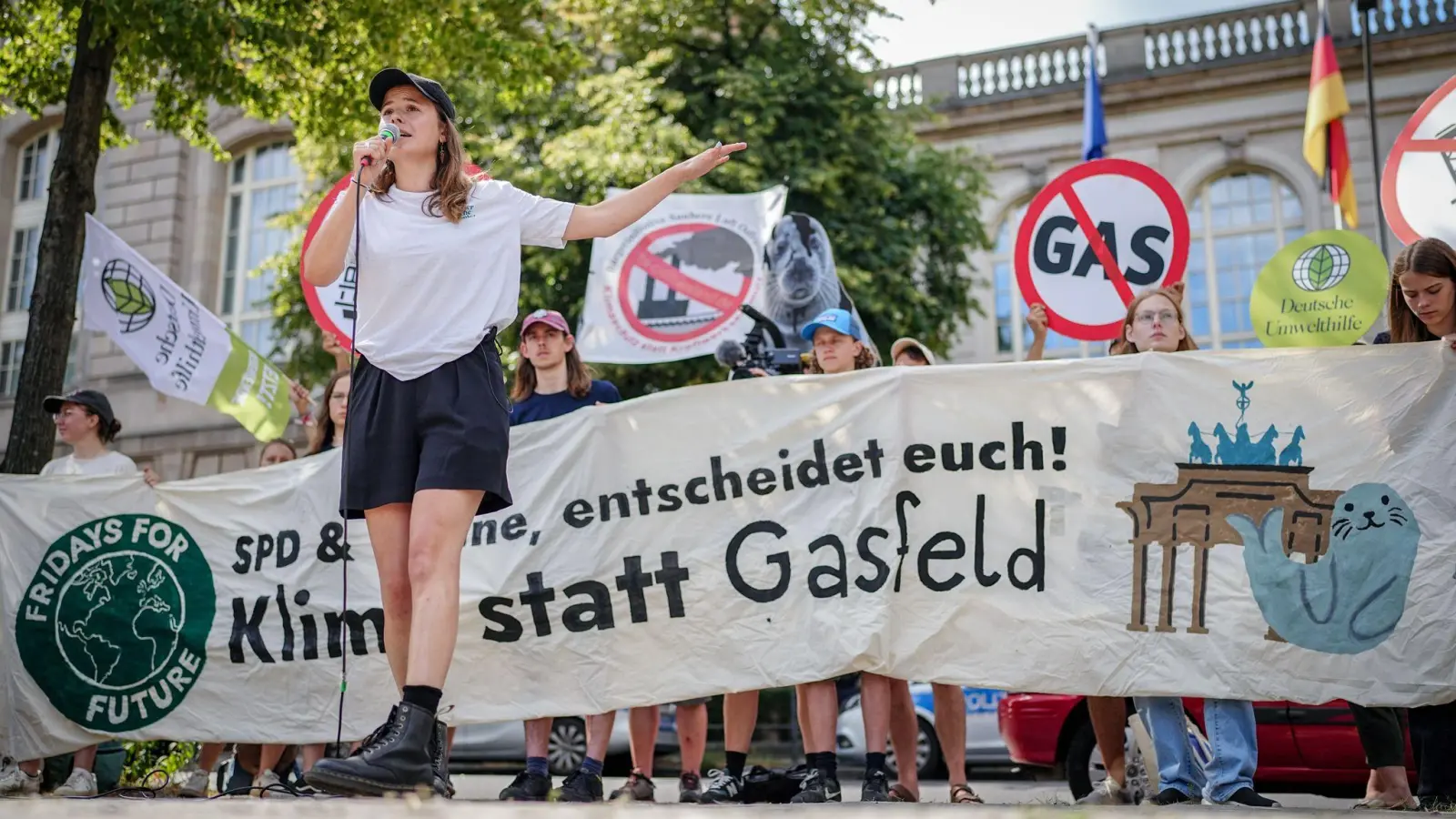 Protest in Berlin gegen ein Gasfeld vor Borkum, an der Spitze mit Luisa Neubauer von Fridays for Future. (Foto: Kay Nietfeld/dpa)