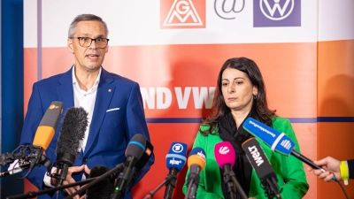 IG-Metall-Bezirksleiter Thorsten Gröger und Betriebsratschefin Daniela Cavallo wollen sich bis Weihnachten mit VW einigen. (Archivbild) (Foto: Moritz Frankenberg/dpa)