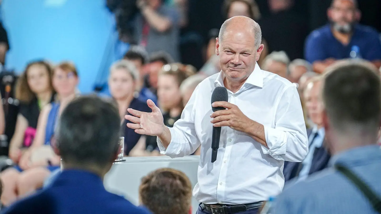 „Welches Patentrezept haben Sie?“ - Kanzler Scholz fragt bei einem Bürgerdialog um Rat, was das zerstrittene Bild der Ampel angeht. (Foto: Kay Nietfeld/dpa)