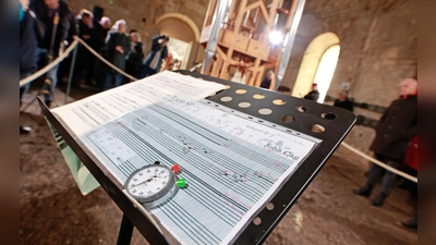 Ein Notenblatt des Musikstücks „ORGAN2/ASLSP“ von John Cage vor Beginn des Klangwechsels vor der Orgel in der Burchardi-Kirche. (Foto: Matthias Bein/dpa)