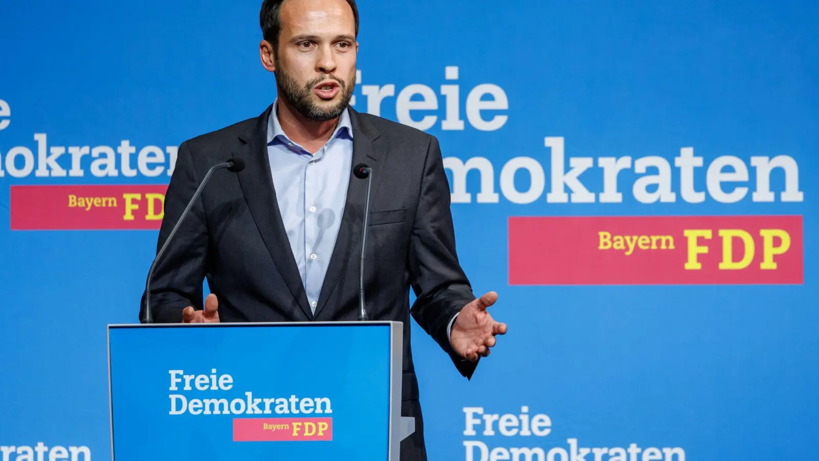 Bayerns FDP-Landeschef Martin Hagen hat den Verbleib seiner Partei in der Berliner Regierungskoalition infrage gestellt (Archivbild). (Foto: Daniel Karmann/dpa)