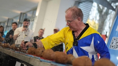 Muhamed schaffte es, 76 Kokosnüsse zu zerschlagen. (Foto: Marcus Brandt/dpa)