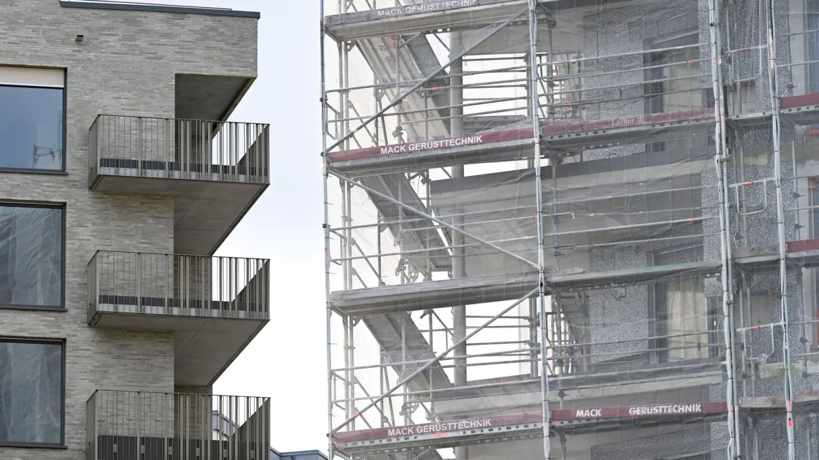 Klimafreundlich und gleichzeitig günstig zu bauen, ist schwierig. (Archivbild) (Foto: Bernd Weißbrod/dpa)