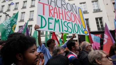 „Rücktritt von Macron - Verrat“ wird auf einem Plakat auf einer Demonstration in Paris gefordert. (Foto: Michel Euler/AP/dpa)