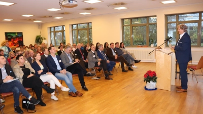 Chefarzt Dr. Heinz-Josef Beine begrüßte die Gäste des Symposiums zum zehnjährigen Bestehen der Heiligenfeld-Klinik in Uffenheim. (Foto: Thomas Schaller)