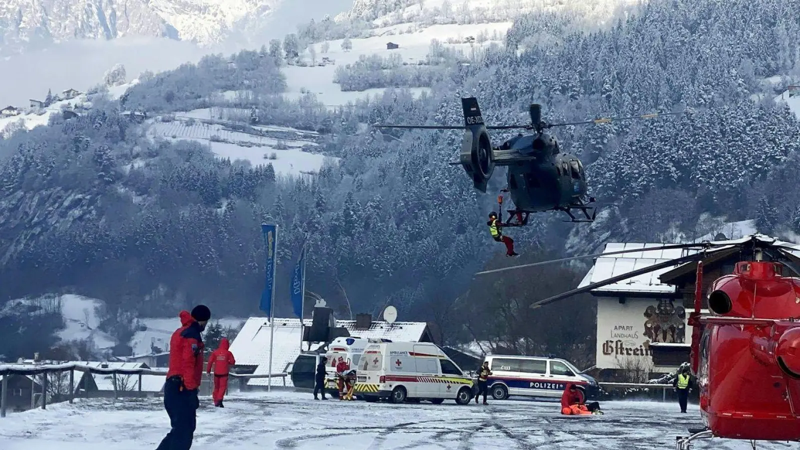 Einsatzkräfte beim Rettungseinsatz im österreichischen Ötz. (Foto: ZOOM.TIROL/APA/dpa)