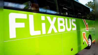 Flix, das neben Bussen auch Züge betreibt, hat neue Investoren. (Foto: Fabian Sommer/dpa)