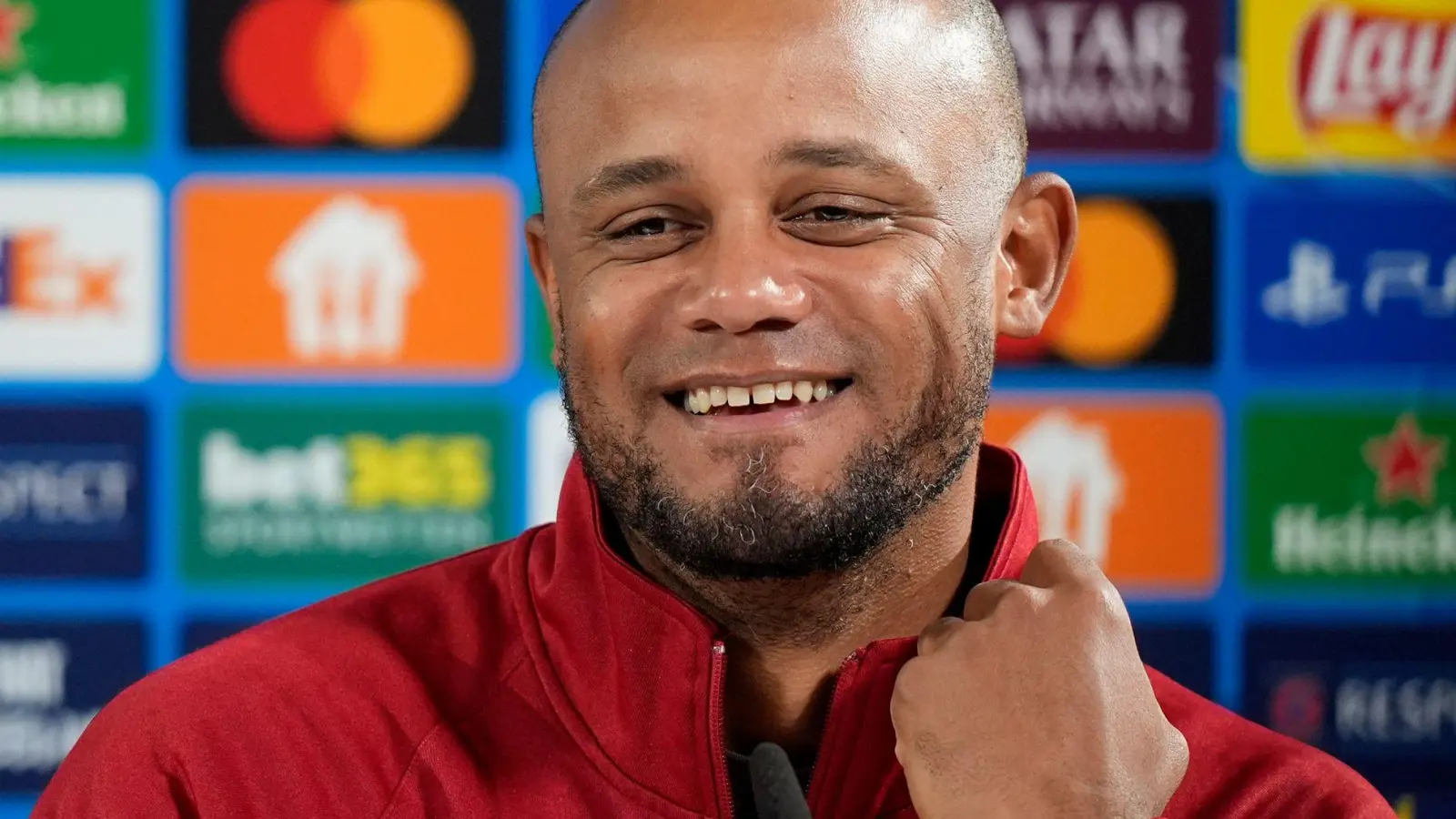 Vincent Kompany äußert sich bei der Pressekonferenz vor Benfica zum neuen Ligaformat der Champions League. (Foto: Matthias Schrader/AP)