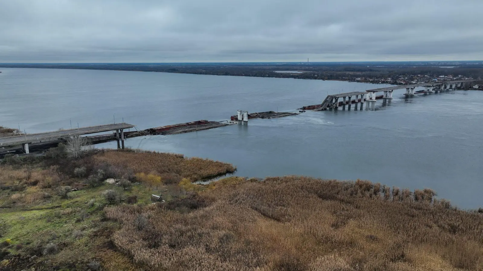 Der Fluss Dnipro bildet im südukrainischen Gebiet Cherson seit November 2022 die Frontlinie zwischen russischen und ukrainischen Truppen. (Archivbild) (Foto: Bernat Armangue/AP/dpa)